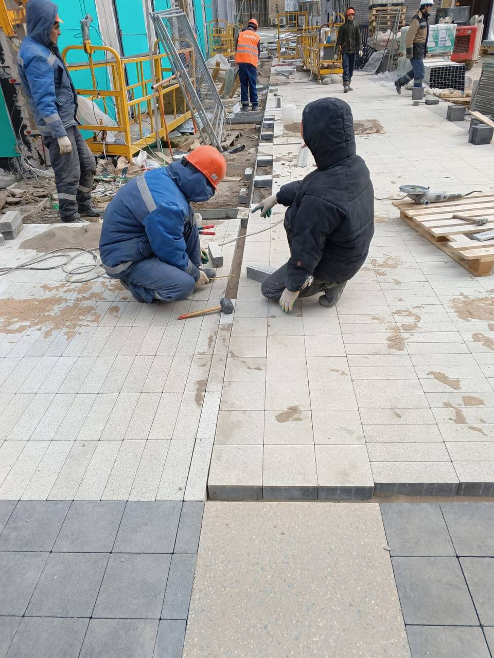 Подсобники на стройплощадку